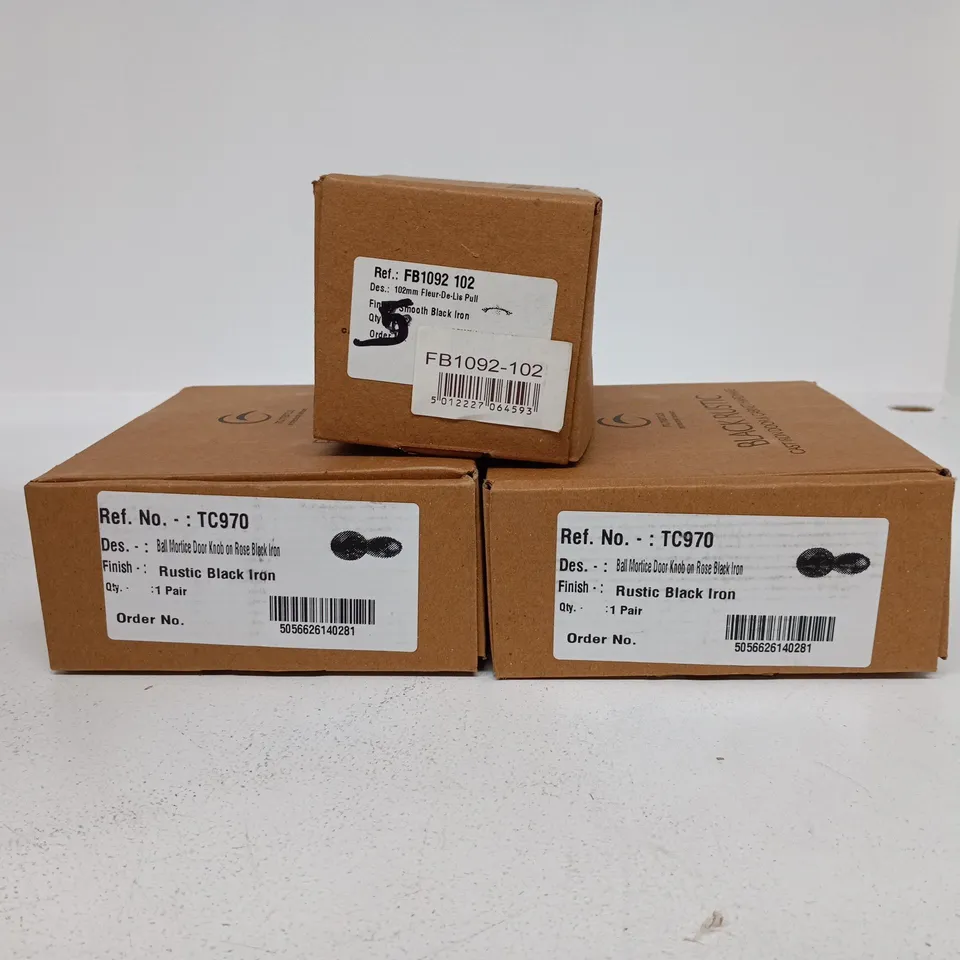 BOX OF 7 ASSORTED BLACK RUSTIC HARDWARE ITEMS TO INCLUDE BALL MORTICE DOOR KNOB ETC
