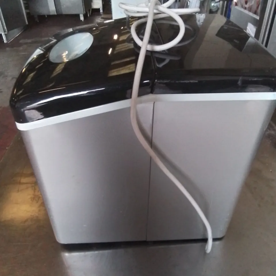 HENDI ICE CUBE MACHINE 