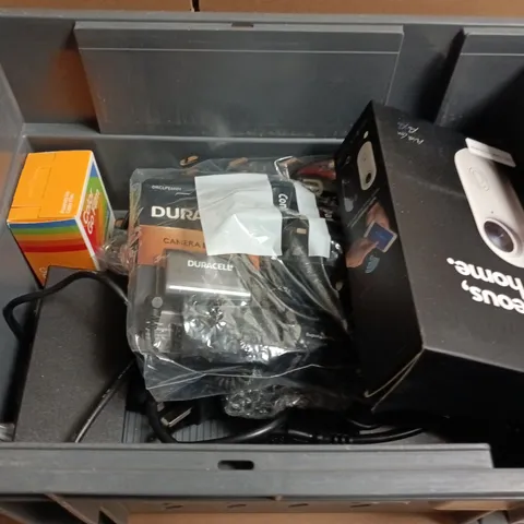 APPROX 5 ASSORTED CAMERA ITEMS 