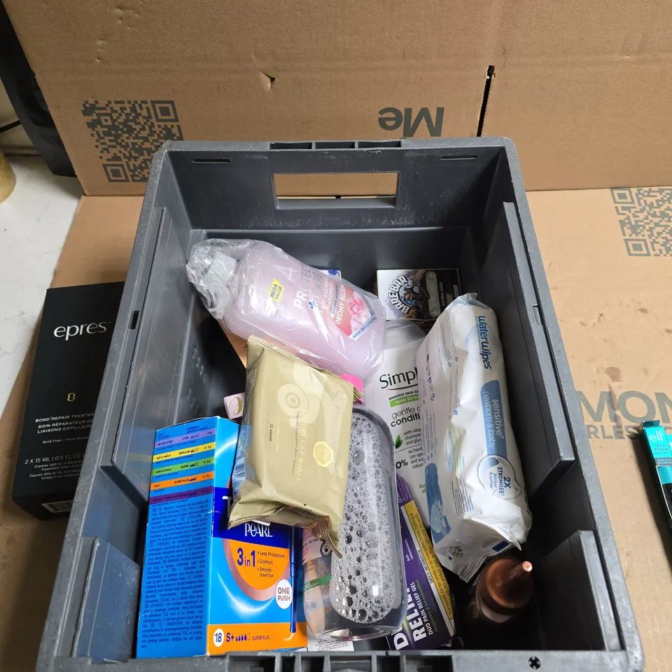 TOTE OF APPROXIMATELY 12 ASSORTED COSMETICS TO INCLUDE: ELF LASH XTNDR