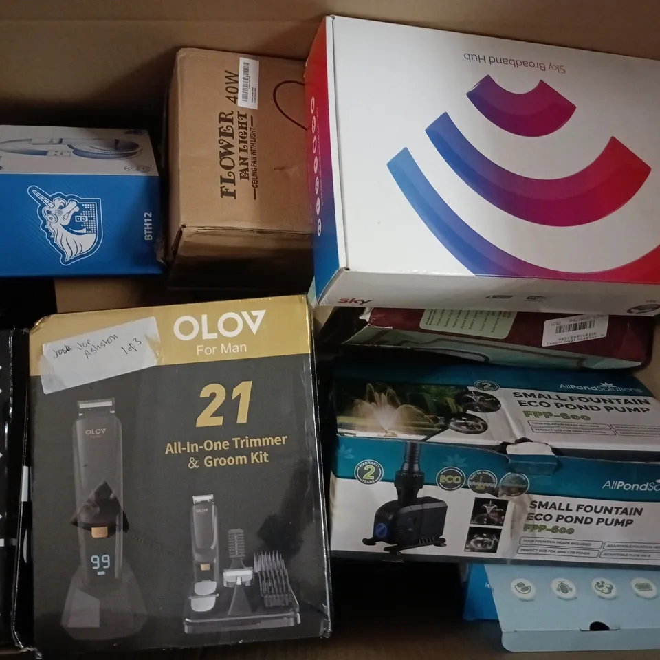 APPROXIMATELY 15 ASSORTED ELECTRICAL ITEMS TO INCLUDE FLOWER FAN LIGHT, SMALL FOUNTAIN ECO POND PUMP, ALL-IN-ONE TRIMMER & GROOM KIT, ETC - COLLECTION ONLY 