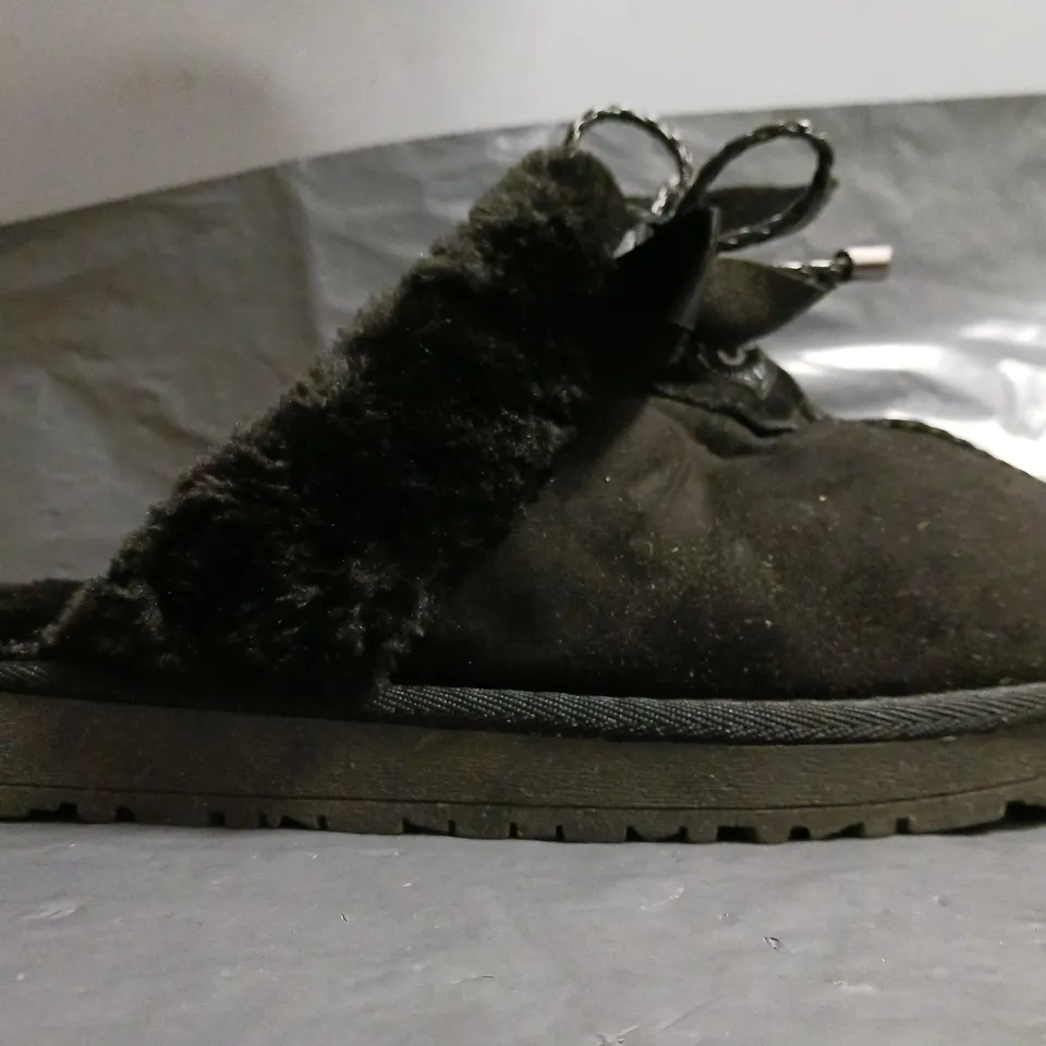 BOXED PAIR OF UGG SHOES IN BLACK SIZE 6