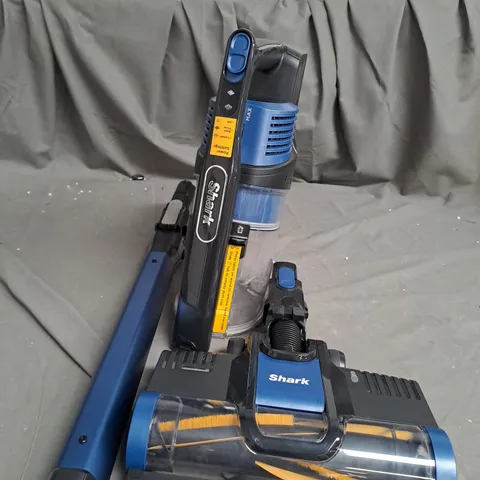 BOXED SHARK ANTI HAIR WRAP CORDLESS VACUUM CLEANER IZ202UK