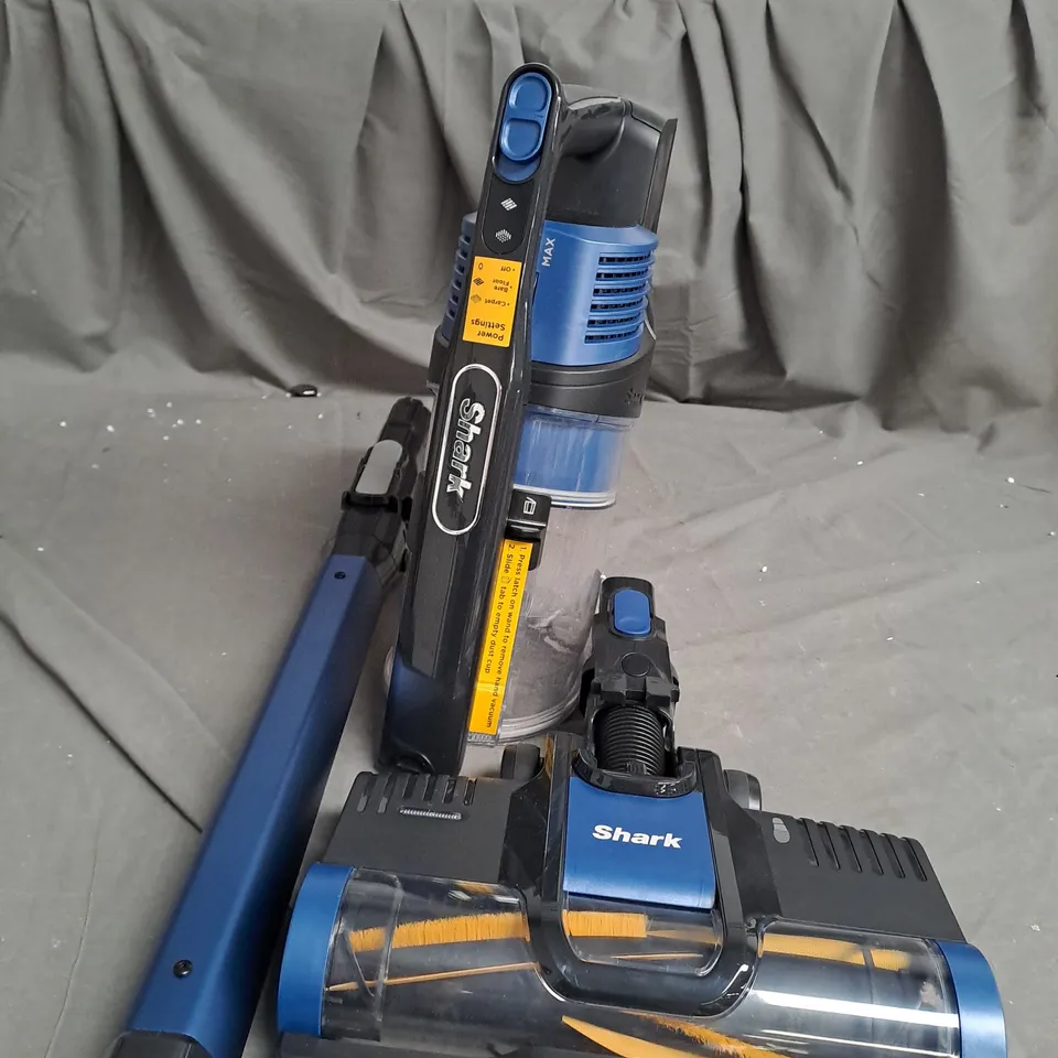 BOXED SHARK ANTI HAIR WRAP CORDLESS VACUUM CLEANER IZ202UK