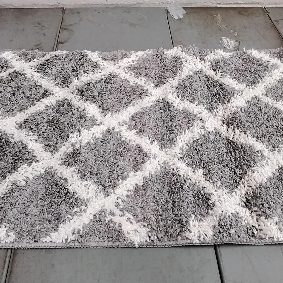 BRAND NEW DEGEORGE BATH MAT IN GREY - SIZE 50CM X 80CM 