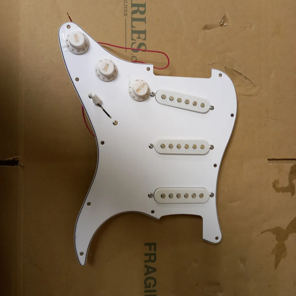 FENDER PRE-WIRED PICKGUARD STRATFENDER PRE-WIRED PICKGUARD STRAT