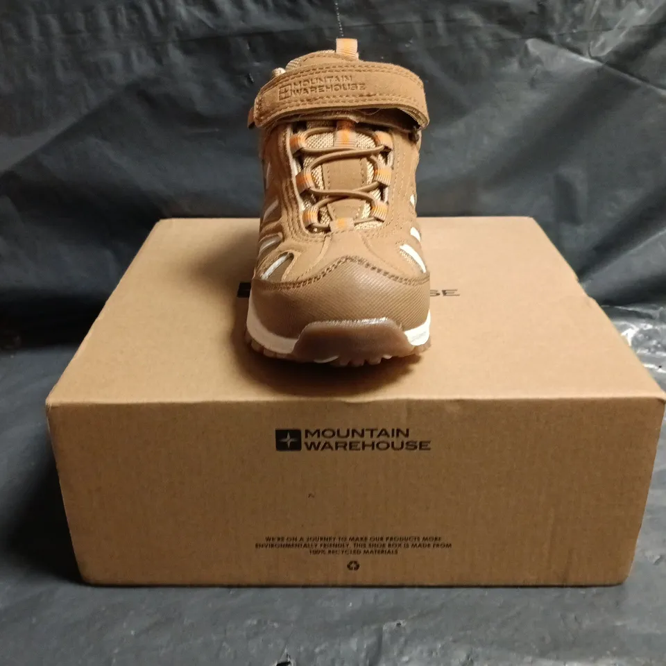 BOXED PAIR OF MOUNTAIN WAREHOUSE DRIFT JUNIOR WATERPROOF OUTDOOR BOOTS IN TAN SIZE UK 11