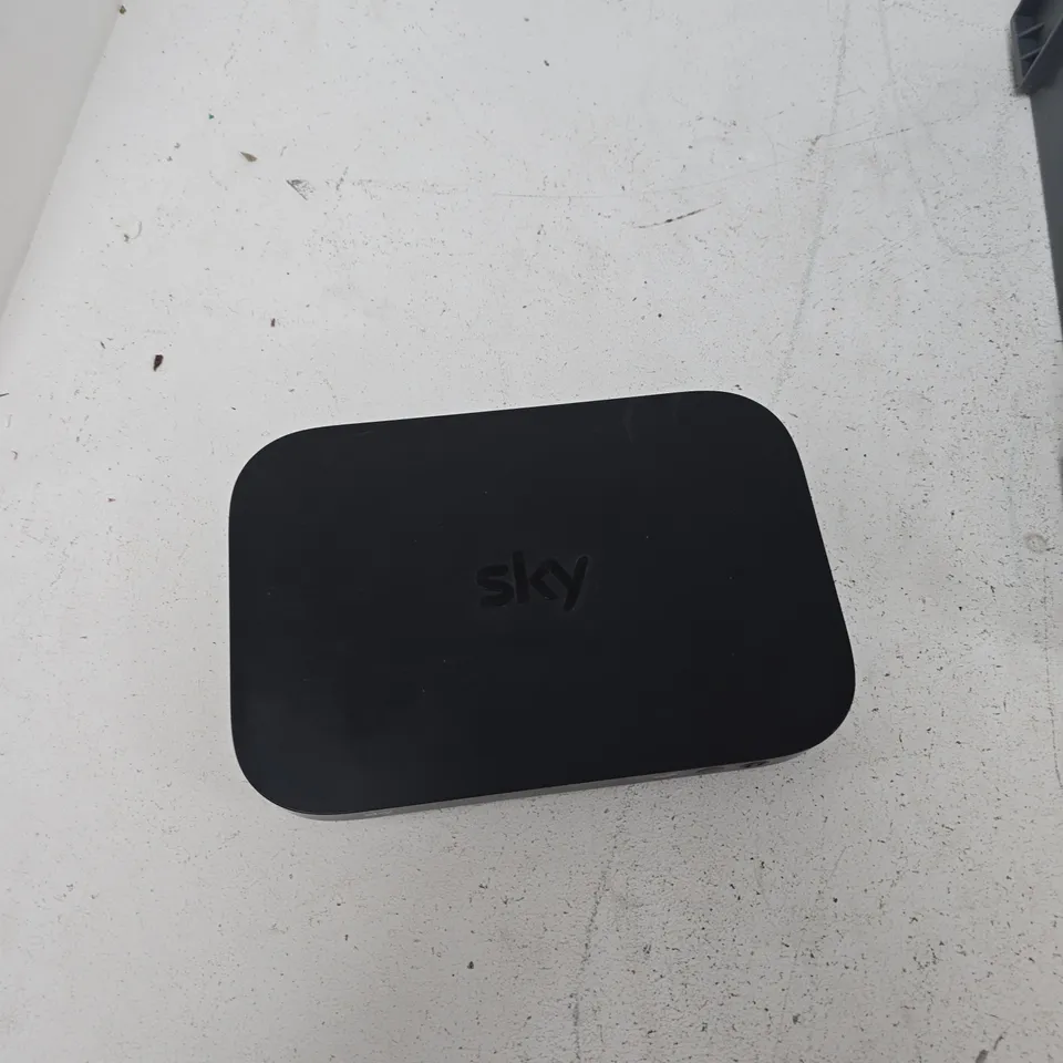 TOTE OF APPROXIMATELY 9 ASSORTED ITEMS TO INCLUDE: SKY ROUTER 