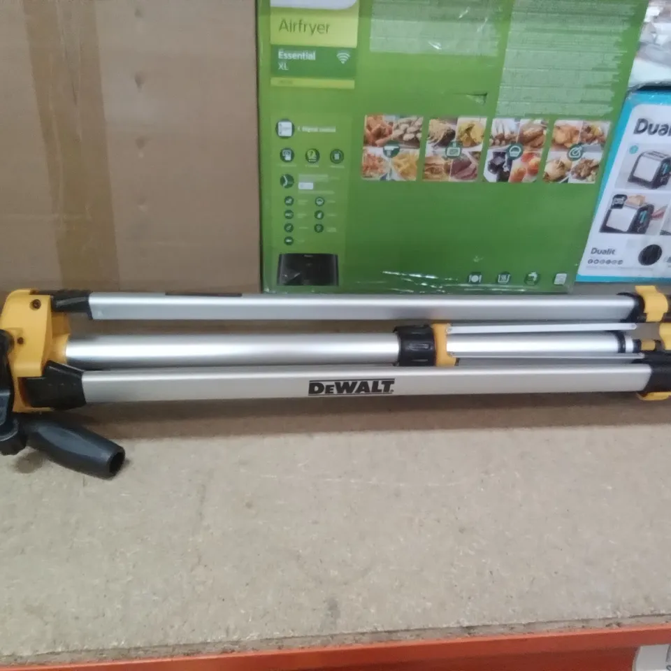 BOXED DEWALT ¼" -20 THREAD LASER TRIPOD 0.75M - 1.84M 