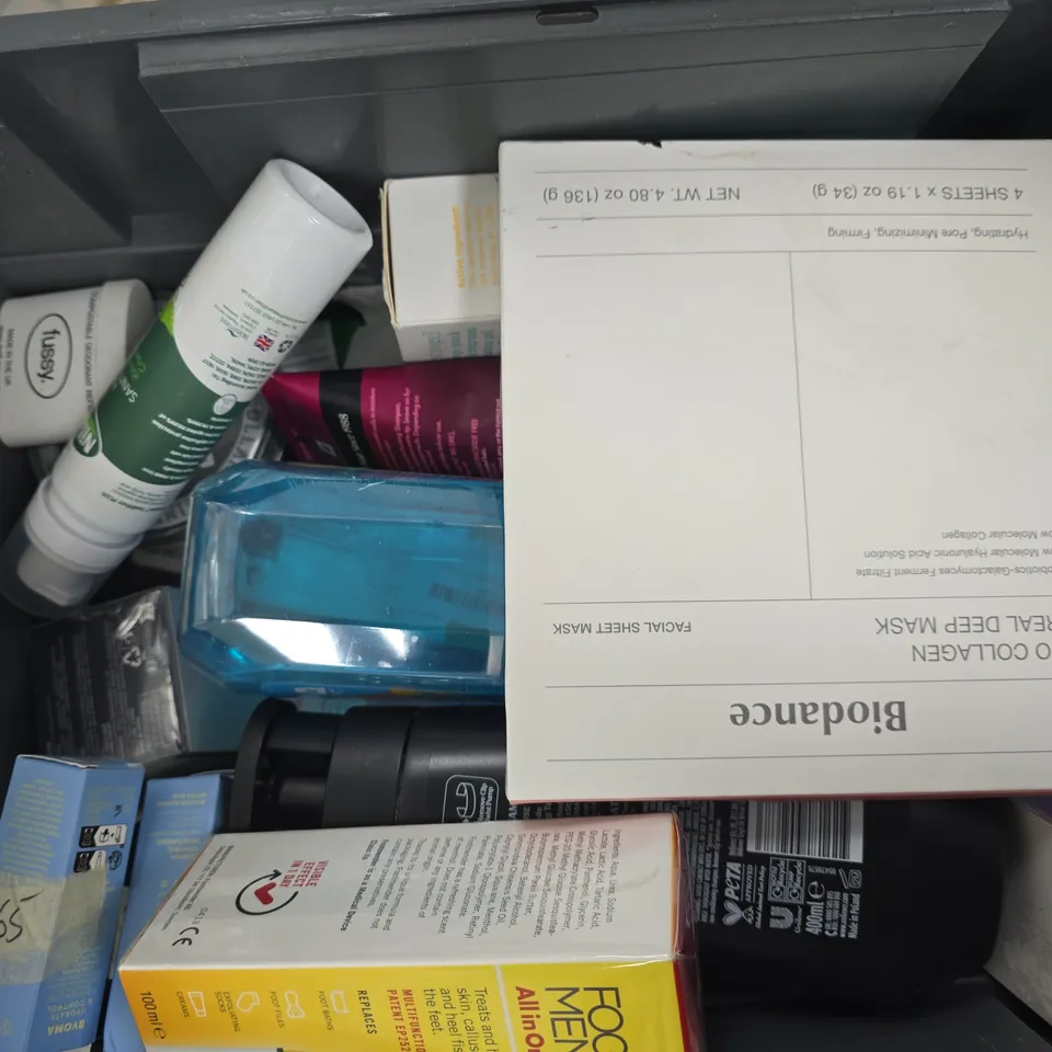 APPROXIMATELY 15 ASSORTED HEALTH & BEAUTY PRODUCTS TO INCLUDE FOOT MENDER ALL IN ONE, YASS CLEAN SEA BREEZE, PANTENE KERATIN PROTECT OIL, ETC - COLLECTION ONLY