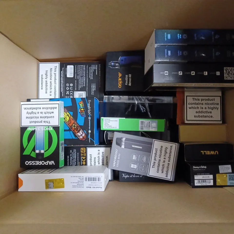 APPROXIMATELY 20 VAPES & E-CIGARETTES TO INCLUDE VAPORESSO LUXE XR MAX, UWELL CALIBURN AK3 POD, INNOKIN COOLFIRE PEBBLE, ETC