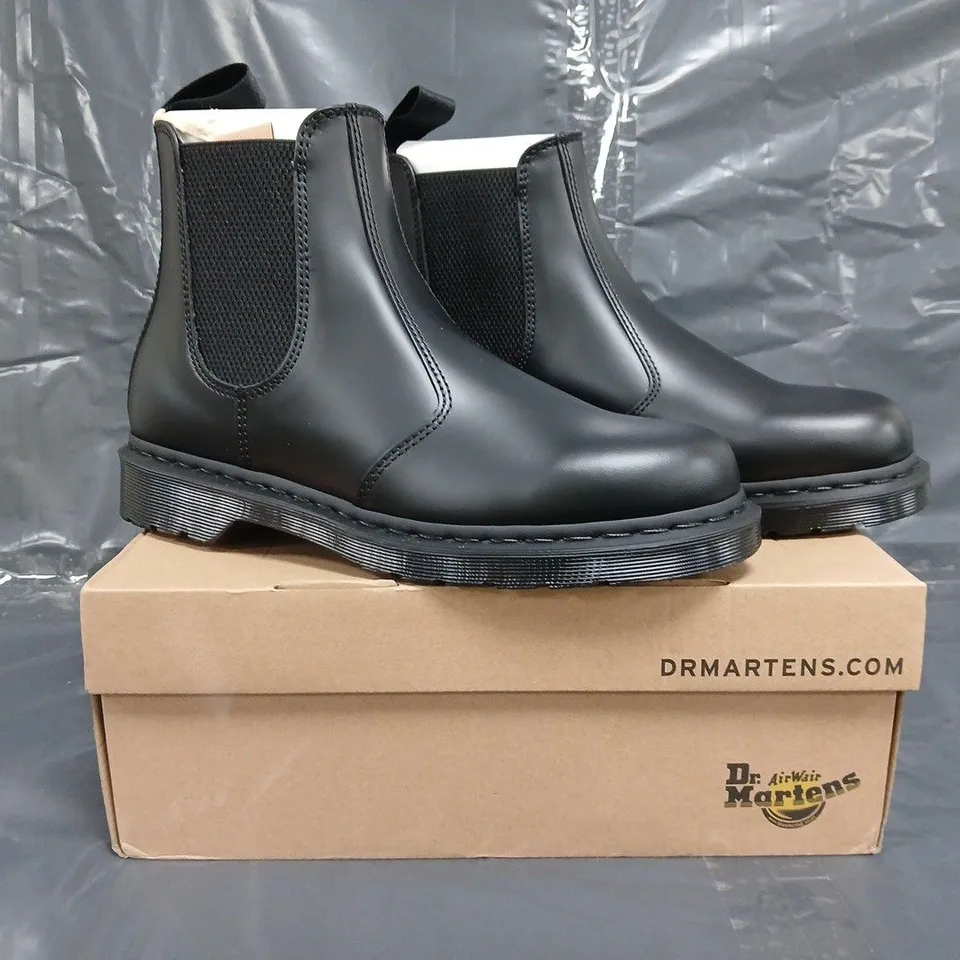 BOXED PAIR OF DR MARTENS 2976 MONO BOOTS IN BLACK SIZE UK 9