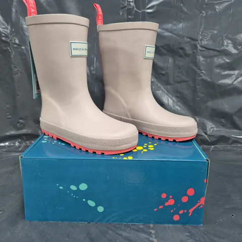 BOX OF APPROXIMATELY 10 PAIRS OF HOLLY & BEAU CAMEL KIDS RAIN BOOTS IN CAMEL SIZE UK 11