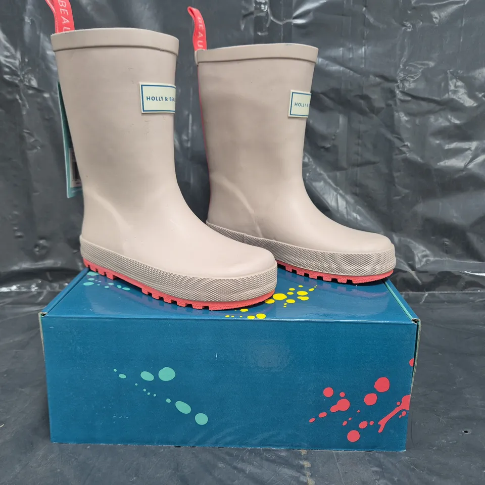 BOX OF APPROXIMATELY 10 PAIRS OF HOLLY & BEAU CAMEL KIDS RAIN BOOTS IN CAMEL SIZE UK 11