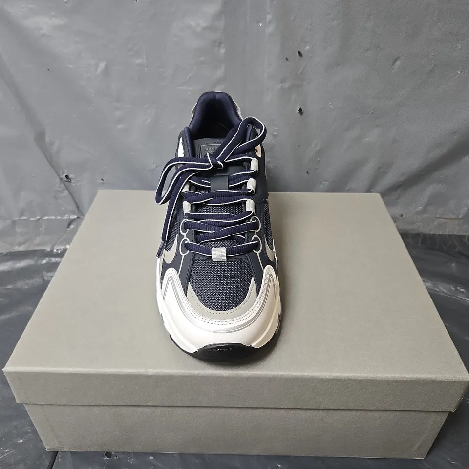 BOXED PAIR OF CLEENS PULSE RUNNER TRAINERS IN MIDNIGHT BLUE - UK 6.5