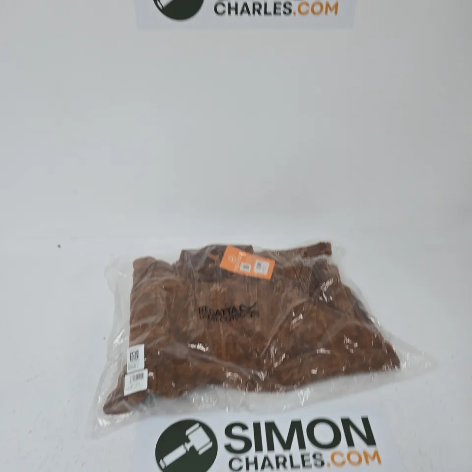 BOX OF APPROXIMATELY 25 ASSORTED ITEMS TO INCLUDE: REGATTA FLEECE
