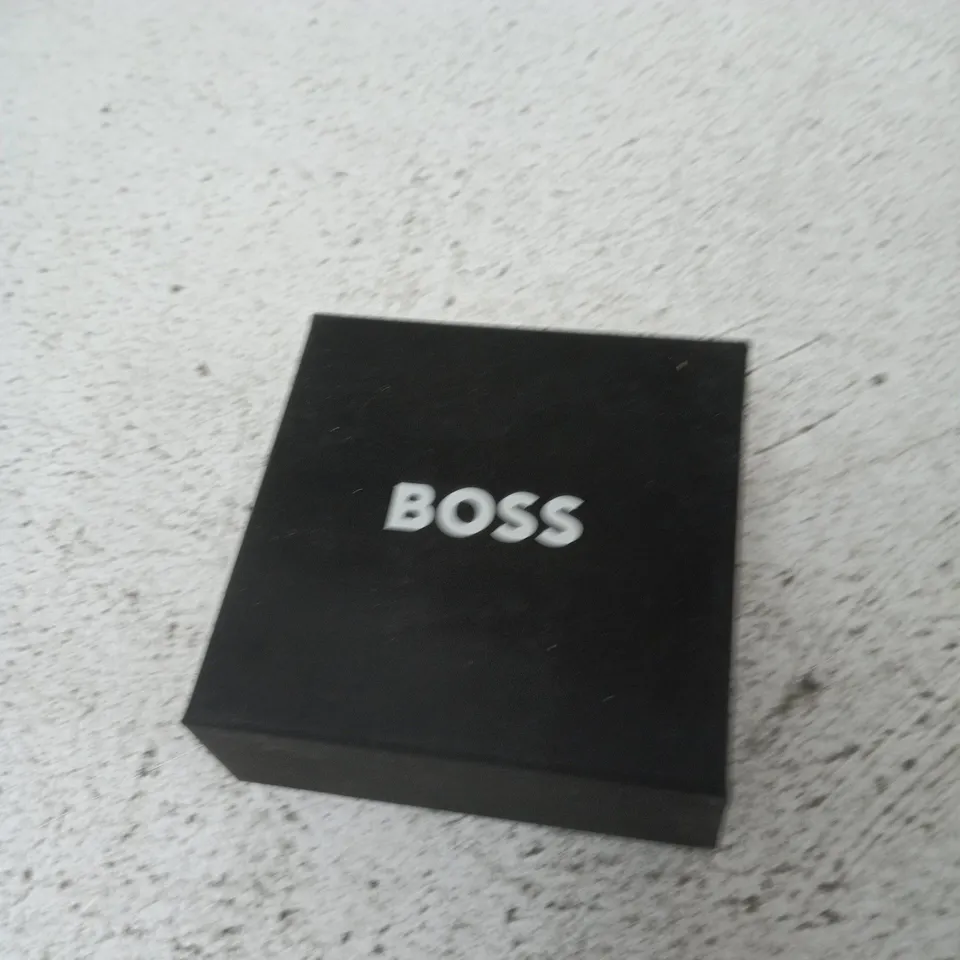 HUGO BOSS GOLD-TONE JEWELRY WITH CIRCULAR PENDANT – BOXED
