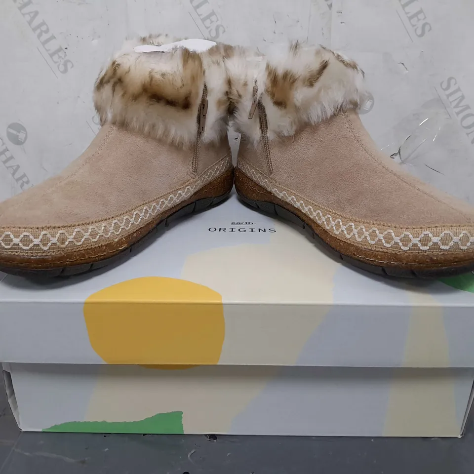 BOXED PAIR OF EARTH ORIGINALS EMMALYN BOOTIES IN BEIGE SIZE 6