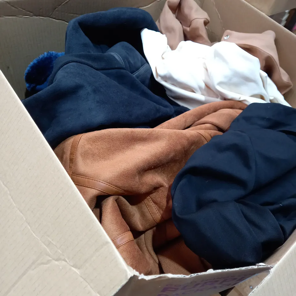 BOX OF APPROXIMATELY 20 ASSORTED CLOTHING ITEMS TO INCLUDE COAT, BLAZER, JUMPERS ETC