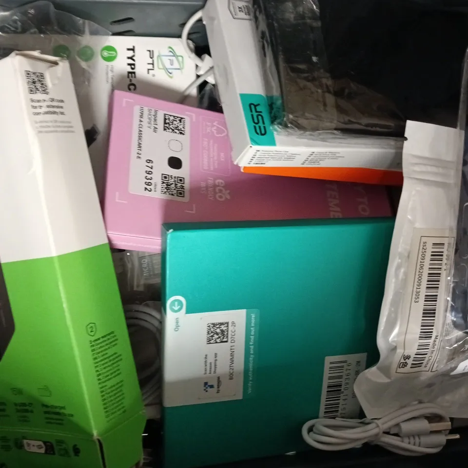 APPROXIMATELY 10 ASSORTED HOUSEHOLD ITEMS TO INCLUDE PORTABLE CHARGER, CHARGING CABLE, ETC