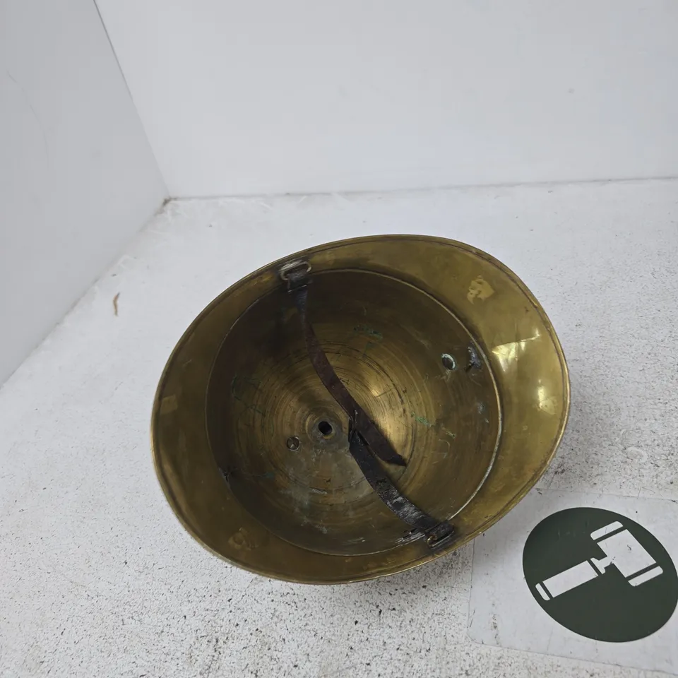 ANTIQUE BRASS FIREFIGHTER’S HELMET WITH CREST BADGE, VICTORIAN/EDWARDIAN STYLE