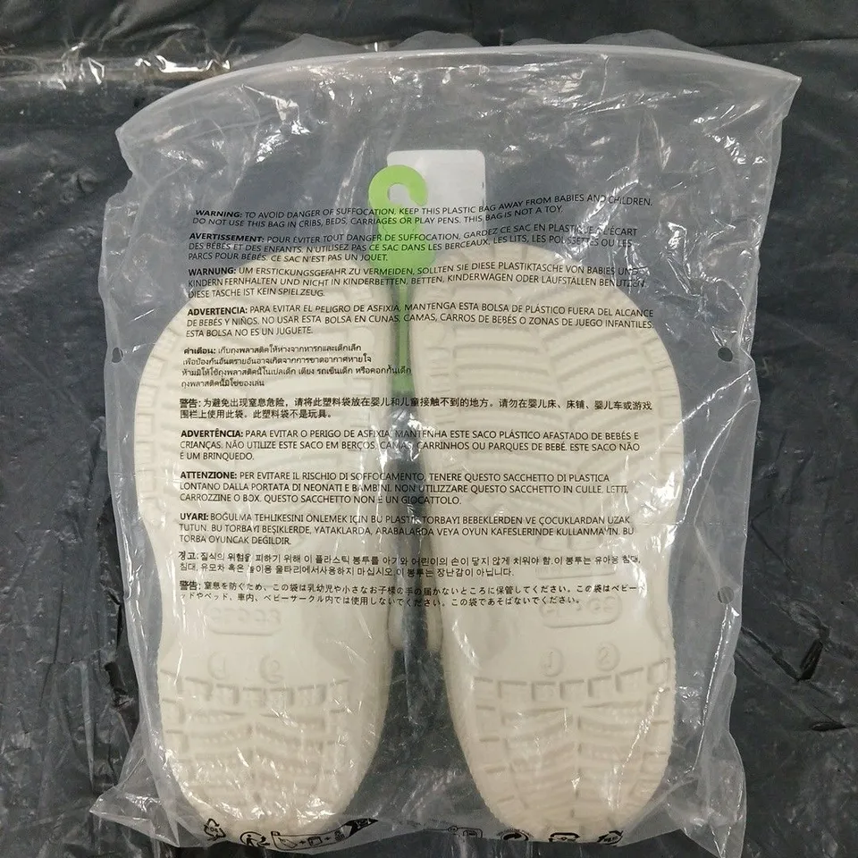 BAGGED PAIR OF CROCS CLASSIC CLOG K UK J2