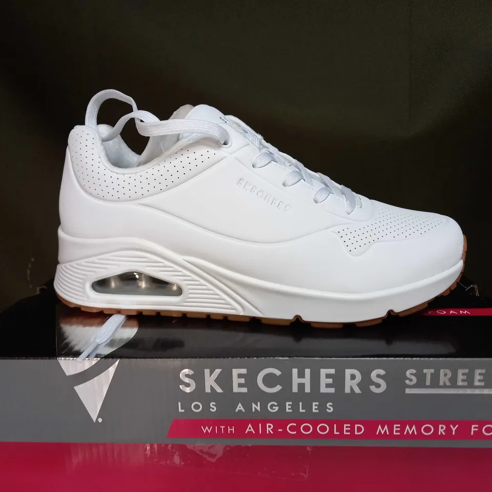 BOXED SKETCHERS UNO SOA TRAINERS IN WHITE - SIZE 6