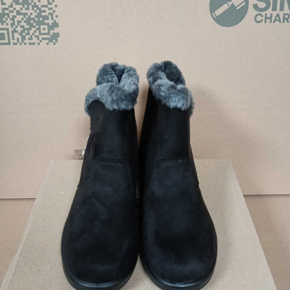 BOXED PAIR OF WOMEN'S SUEDE ANKLE BOOTS WITH FAUX FUR TRIM – BLACK - UK SIZE 5