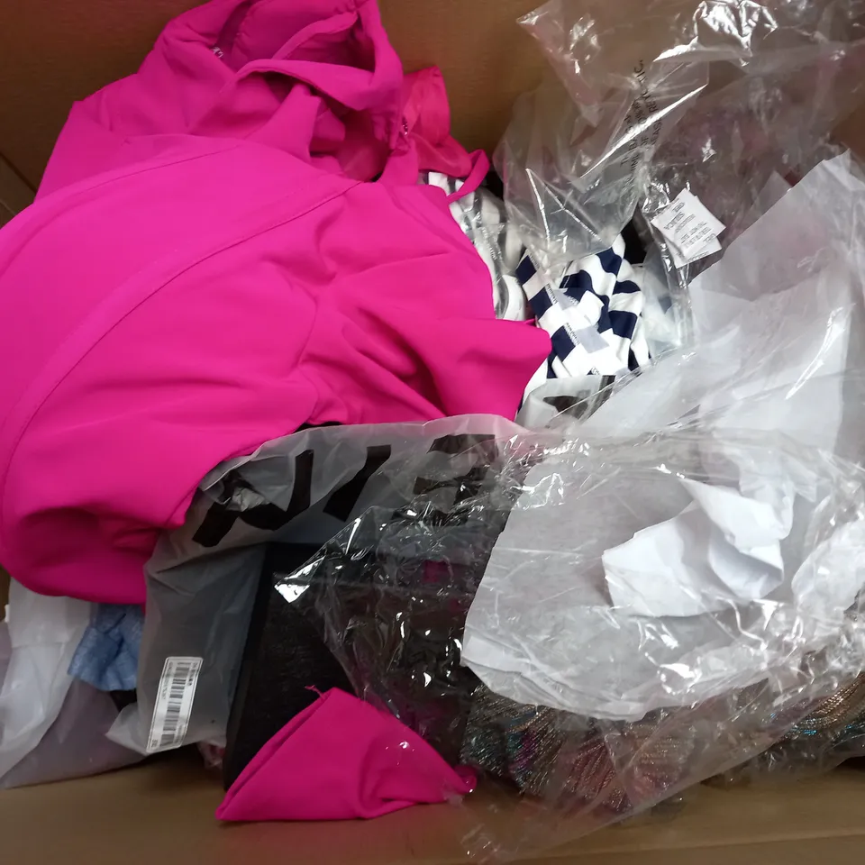 BOX OF APPROXIMATELY 25 ASSORTED CLOTHING ITEMS TO INCLUDE - SOCKS , T-SHIRT , JUMPER ETC