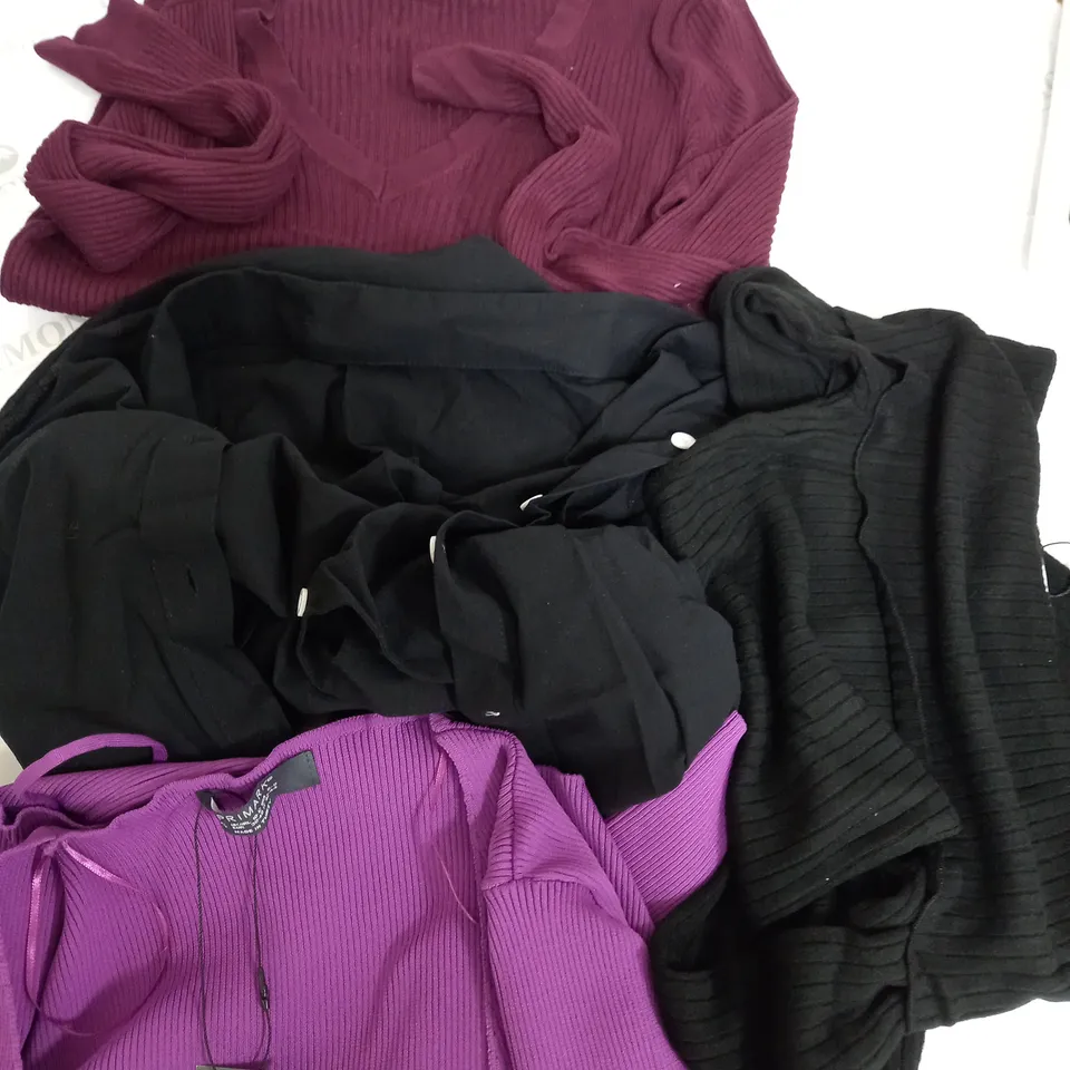 BOX OF APPROXIMATELY 25 ASSORTED CLOTHING ITEMS TO INCUDE - JUMPERS , SOCKS , TROUSERS ETC