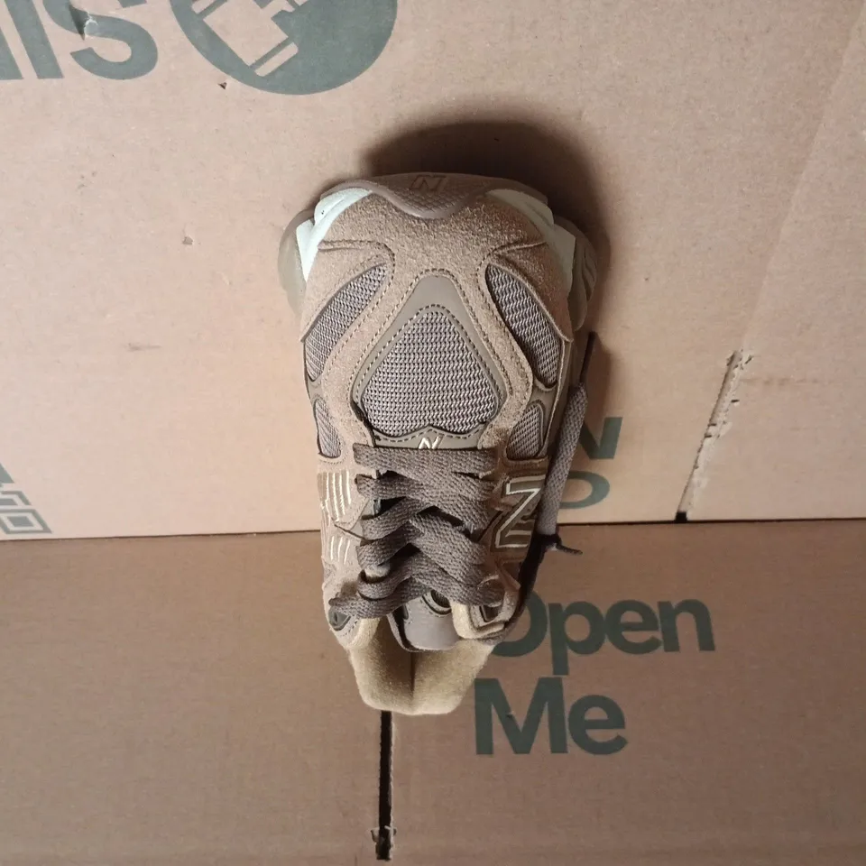 BOXED PAIR OF NEW BALANCE TRAINERS IN BROWN SIZE 4.5