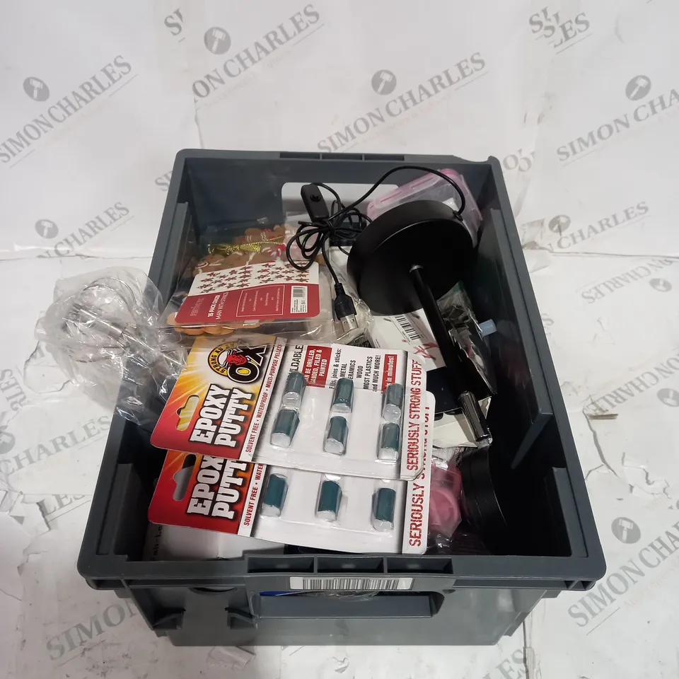 TOTE OF APPROXIMATELY 15 ASSORTED HOUSEHOLD  ITEMS TOO INCLUDE LIGHTS , BATTERIES , GINGER MAN STRINGS 