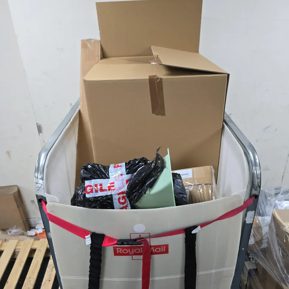 JOB LOT OF APPROXIMATELY 15 ASSORTED ITEMS TO INCLUDE: FAIRY LIGHTS AND STRIVE TRAINERS