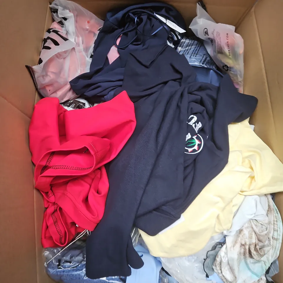 APPROXIMATELY 20 ASSORTED CLOTHING ITEMS IN VARIOUS SIZES, STYLES AND COLOURS