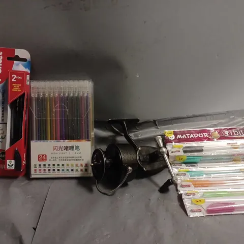 APPROXIMATELY 10 ASSORTED ITEMS TO INCLUDE - FISHING REEL , PENS , PLASRIC FINGERS ETC