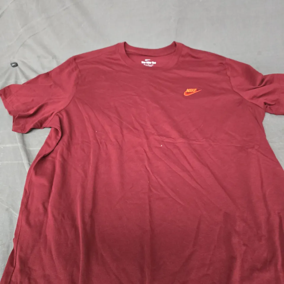 NIKE THE NIKE TEE – BURGUNDY WITH CHEST ORANGE SWOOSH, UK XL