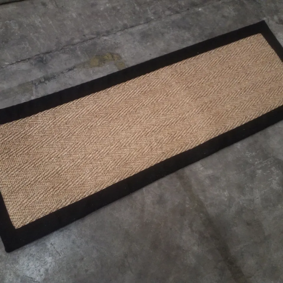 QUALITY DESIGNER AREA RUG APPROXIMATELY 40×120CM