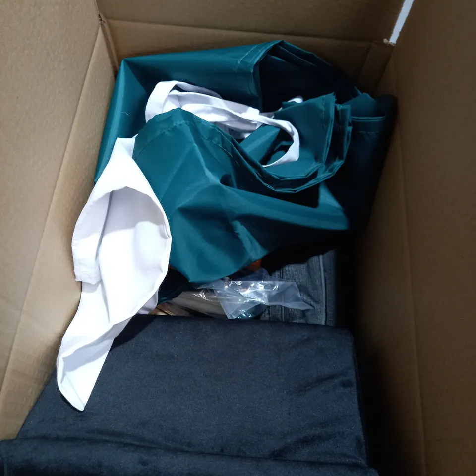 BOX OF ITEMS APPROXIMATELY 10 TO INCLUDE MOUNTAINLIFE BAG, CRIMPIT TOASTIE MAKER, WATER BOTTLE ETC