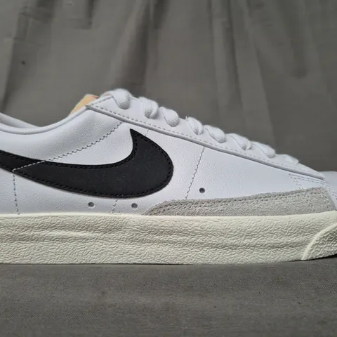 BOXED PAIR OF NIKE BLAZER LOW '77 SHOES IN WHITE UK SIZE 7