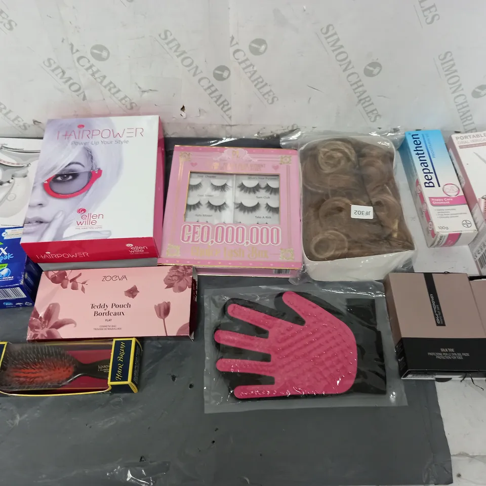 BOX OF APPROXIMATELY 12 ASSORTED COSMETIC ITEMS TO INCLUDE - TAMPAX COMPAK - ZOEVA TEDDY POUCH - PLOUISE CHOICE LASH BOX ETC.