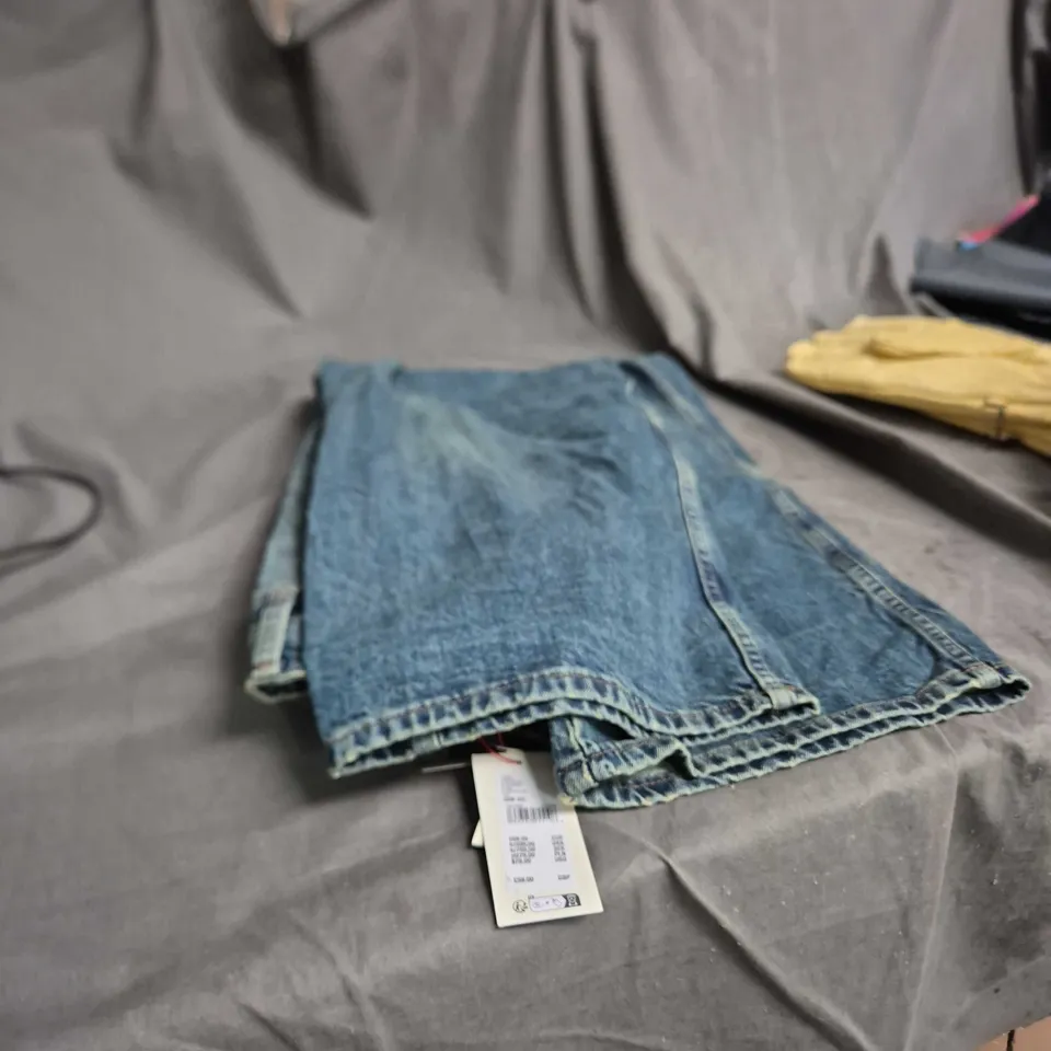 BOX OF APPROXIMATELY 20 ASSORTED CLOTHING ITEMS INCLUDING DELTA PLUS SAFETY GLOVES  , DENIM JEANS AND KNITTED DRESS 