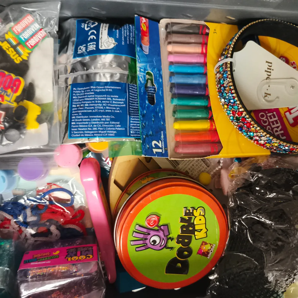 APPROXIMATELY 10 ASSORTED TOYS AND GAMES TO INCLUDE PONY MAGAZINE PLAYING CARDS, SQUISHY PYGMY HIPPO, ETC