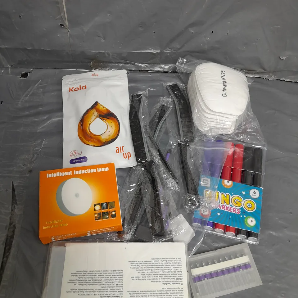 APROXIMATELY 15 ASSORTED HOUSEHOLD ITEMS TO INCLUDE LAMPS , MARKERS , AIR UP KOLA CAPSULE , ETC  