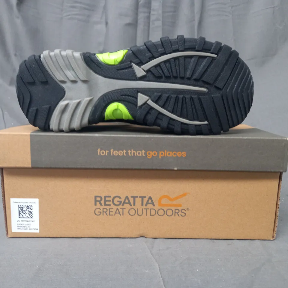 BOXED PAIR OF REGATTA KIDS WESTSHORE SANDALS IN BLACK/LIME GREEN UK SIZE 4