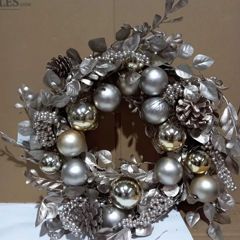 CHAMPAGNE AND GOLD PRE-LIT FESRTIVE WREATH RRP £32.99
