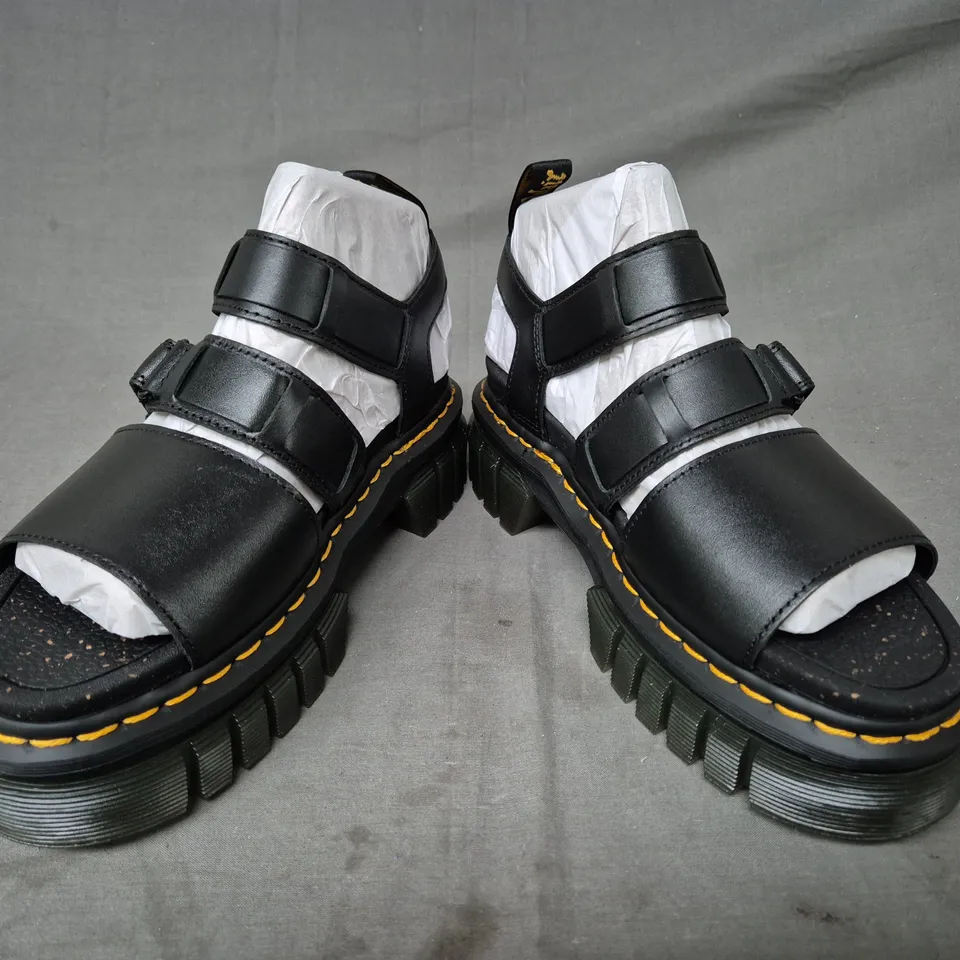 BOXED PAIR OF DR MARTENS RICKI 30STRAP SANDALS IN BLACK UK SIZE 6