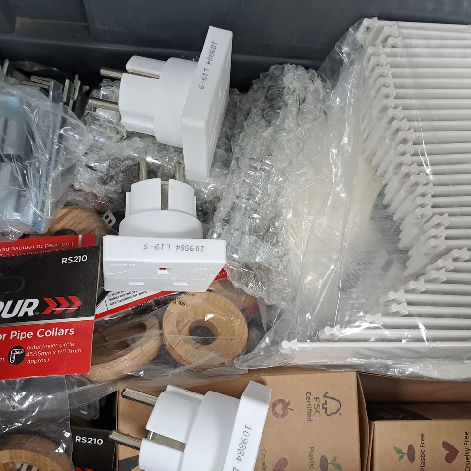 APPROXIMATELY 12 ASSORTED HOUSEHOLD ITEMS TO INCLUDE DISH BRUSH, LOOP IT UP MAT STRAP, ETC