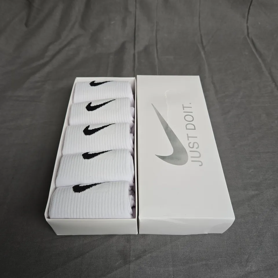 BOXED NIKE CREW SOCKS - X5 