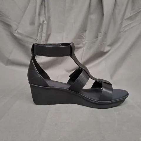 PAIR OF NATURALIZER RYLAN WEDGE SANDALS IN BLACK SIZE 6.5 