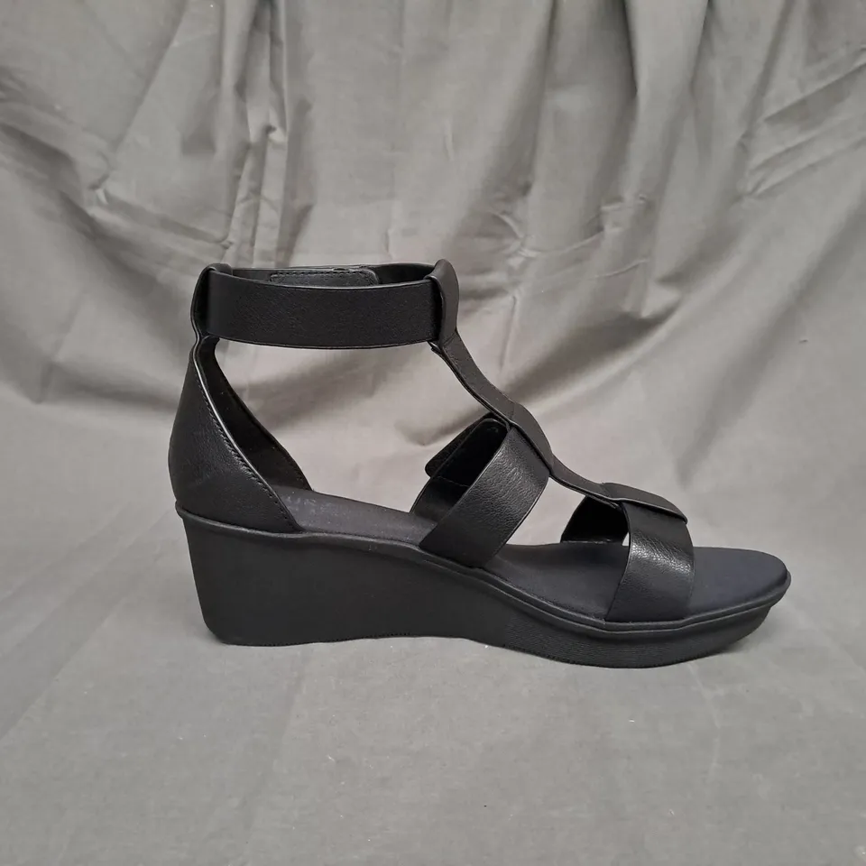 PAIR OF NATURALIZER RYLAN WEDGE SANDALS IN BLACK SIZE 6.5 